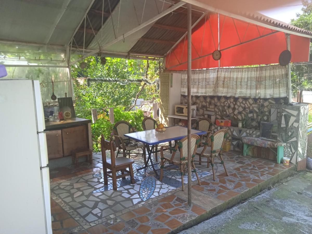 Гостевой Дом Валя Appartamento Sukhumi Esterno foto